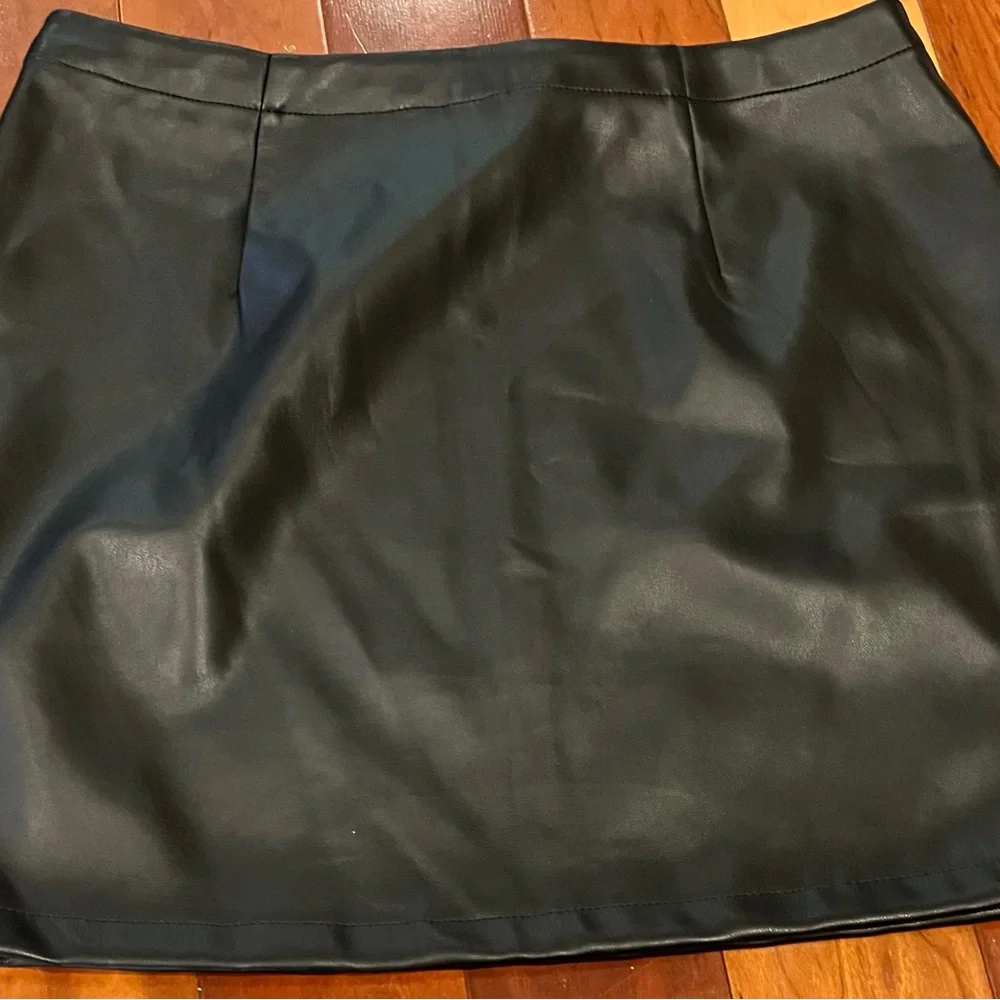 GAP Black Faux Leather Mini Skirt Side Zip EUC Holiday Party Woman’s Small Chic - Picture 3 of 8